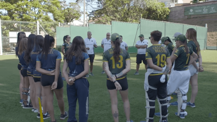 Graças à parceria do Projeto Cricket Brasil com a Prefeitura de Poços de Caldas, o esporte é incluído na atividade de 52 escolas públicas do município (Reprodução/Youtube/ICC)