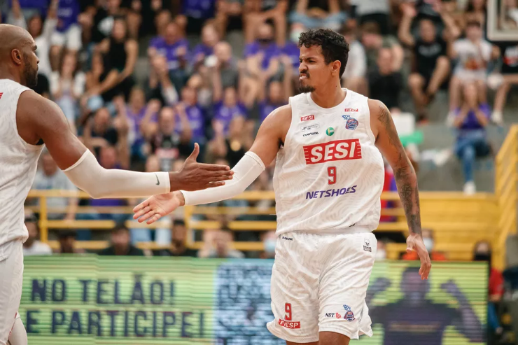 Lucas Dias celebra cesta durante finais do NBB entre Franca e Flameng — Foto: Marcos Limonti/Sesi Franca Basquete