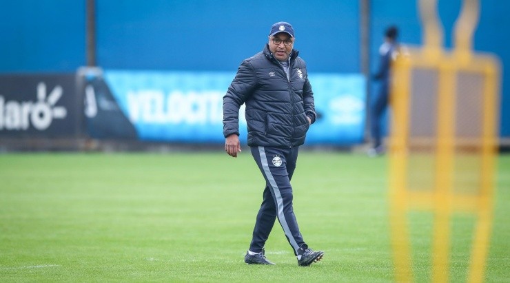 Foto: Lucas Uebel/Grêmio/Divulgação - Roger Machado: técnico será obrigado a mexer no time titular 