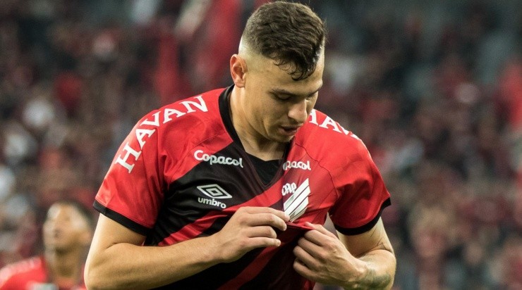 Hugo Moura também voltará ficar à disposição de Felipão para o duelo contra o Santos. Foto:Robson Mafra/AGIF