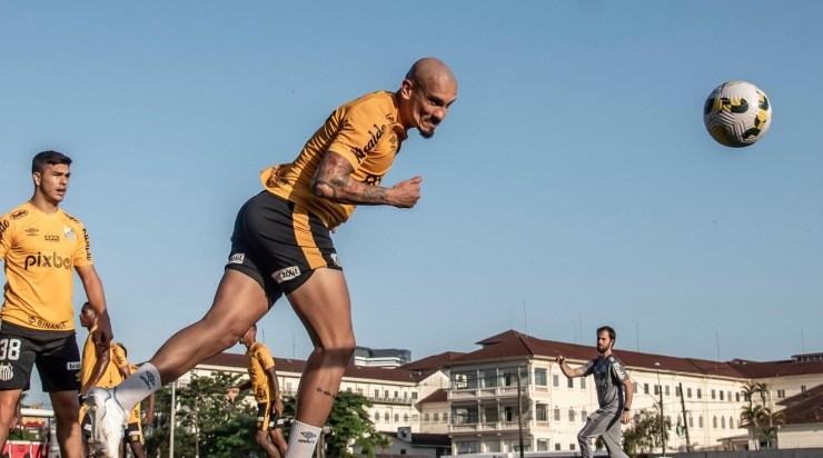 Maicon irá passar por uma reavaliação médica para saber qual o grau de sua lesão. Foto: Ivan Storti/ Santos FC