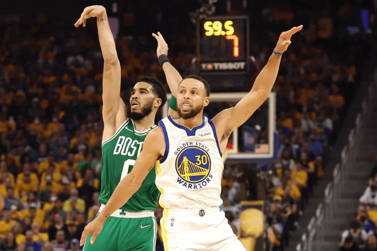 Jayson Tatum arremessa de três — Foto: Ezra Shaw/Getty Images