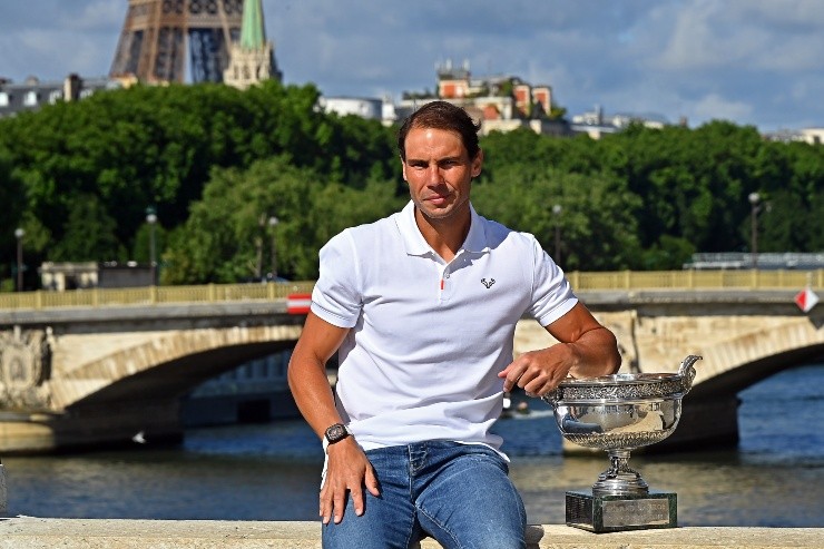 Aurelien Meunier/Getty Images - Nadal com sua taça na capital francesa
