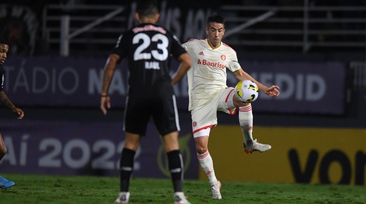 Foto: Internacional/Divulgação - O uruguaio começou a partida contra os paulistas no banco de reservas