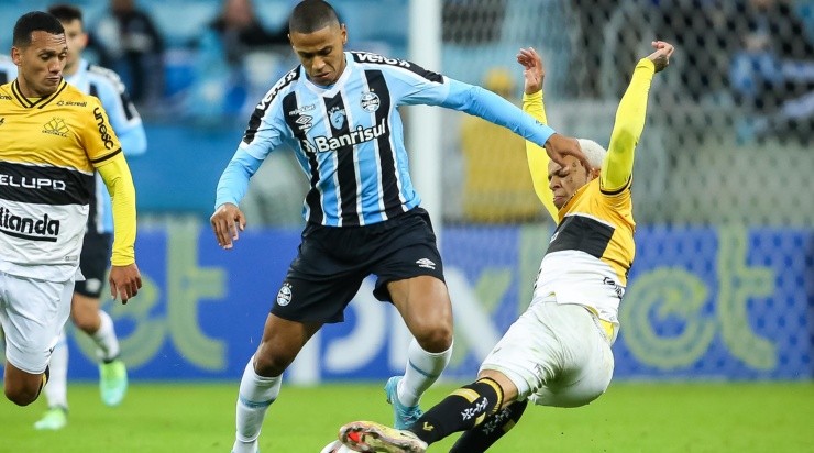 Foto: Pedro H. Tesch/AGIF - Bruno Alves: defensor não deve ser desfalque no Grêmio