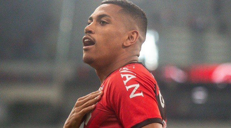 Foto: Gabriel Machado/AGIF - O atacante já afirmou que deseja seguir no Furacão