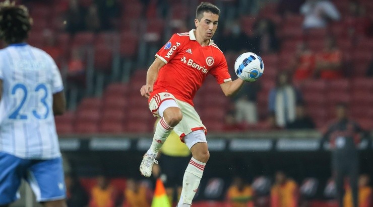 Foto: Pedro H. Tesch/AGIF - De Pena: uruguaio deve voltar ao time titular do Inter