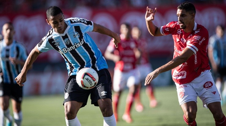  Heber Gomes/AGIF - Bruno Alves desfalca o Grêmio na Série B. 