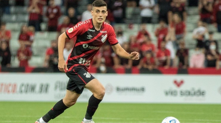 Foto: Robson Mafra/AGIF - Léo Cittadini: elogiado pelo treinador do Furacão Foto: Robson Mafra/AGIF - Léo Cittadini: elogiado pelo treinador do Furacão