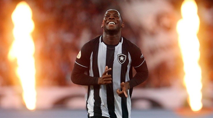 Foto: Vitor Silva/Botafogo/Divulgação - O jovem meio-campista convive com altos e baixos no Glorioso