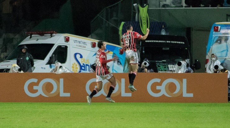 Foto: Robson Mafra/AGIF - O argentino Calleri chegou a deixar o Tricolor em vantagem no 1º tempo Foto: Robson Mafra/AGIF - O argentino Calleri chegou a deixar o Tricolor em vantagem no 1º tempo