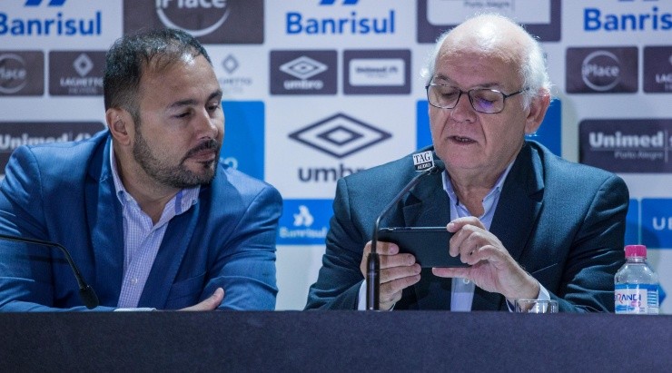 Foto: Lucas Uebel/Grêmio/Divulgação - Amodeo e pres. Romildo Bolzan Júnior: diretoria planeja vendas para fechar orçamento