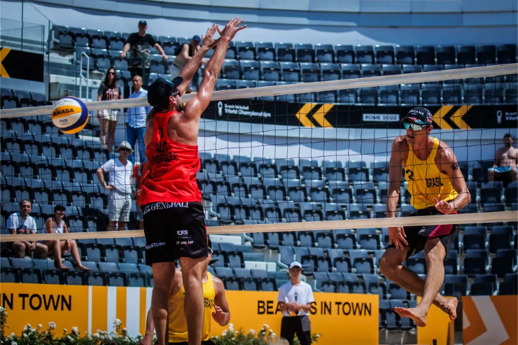 André ataca durante Mundial de vôlei de praia em Roma — Foto: Divulgação CBV