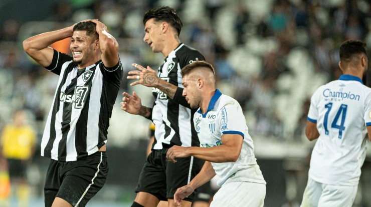 O Botafogo perdeu para o Avaí e entrou na zona do rebaixamento. Foto:Jorge Rodrigues/AGIF