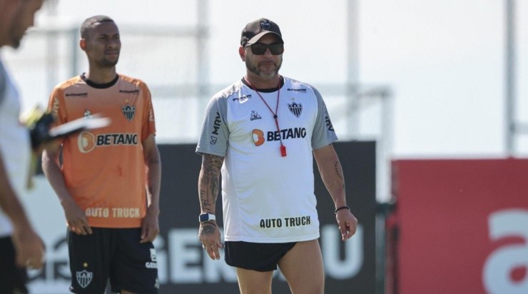 Foto: Pedro Souza / Atlético / Divulgação - Turco Mohamed: técnico argentino tem a confiança da diretoria