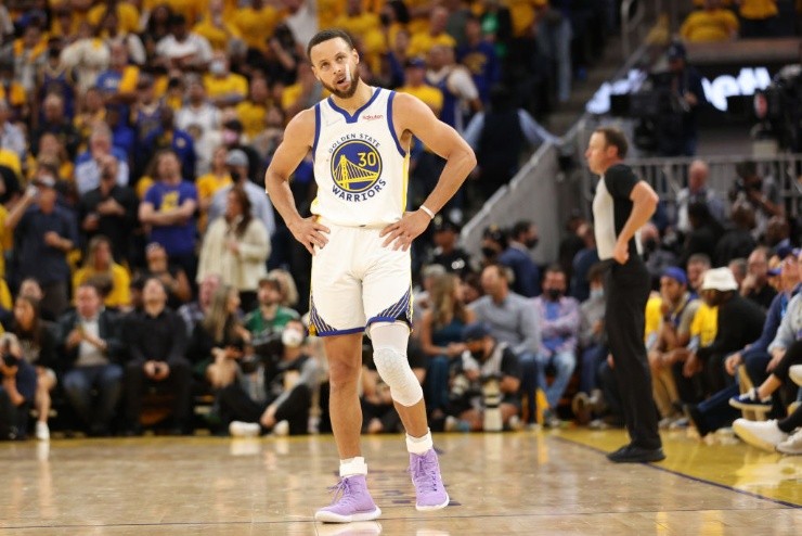 Ezra Shaw/Getty Images - Curry atingiu marca negativa no jogo desta segunda
