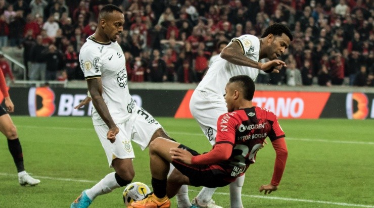  Foto: Robson Mafra/AGIF - Raul Gustavo foi muito criticado pelo pênalti cometido e por errar muitos passes.