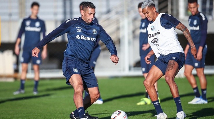 Foto: Lucas Uebel/Grêmio/Divulgação - Com 10 gols em 19 partidas no ano, Diego Souza retorna no final de semana