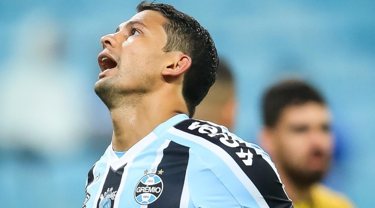Foto: Pedro H. Tesch/AGIF - Elkeson é um dos que pode deixar o Grêmio ao final do ano.