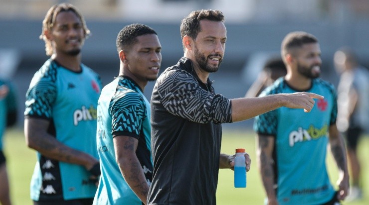 Thiago Ribeiro/AGIF - Edmundo não 'vê' Nenê no Vasco em 2023. 