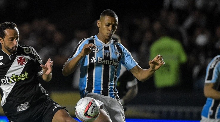  Foto: Thiago Ribeiro/AGIF - Zagueiro vive boa fase ao lado de Geromel.