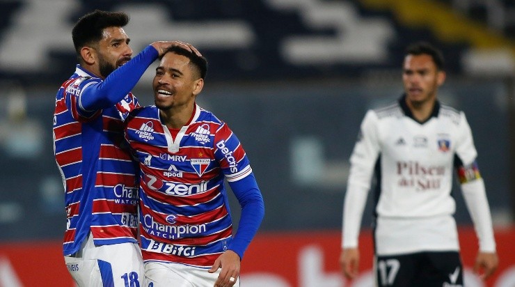 Pikachu comemora gol marcado no duelo contra o Colo Colo pela fase de grupos (Foto: Marcelo Hernandez/Getty Images)