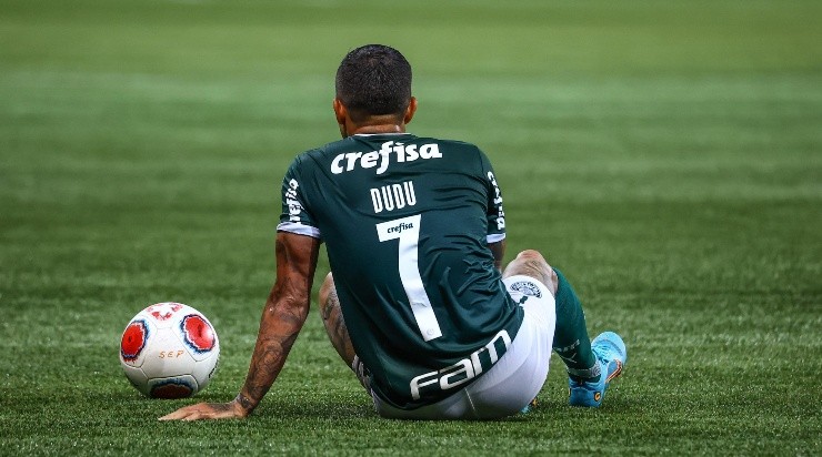 Foto: Marcello Zambrana/AGIF - Dudu reclamou de falta no lance.