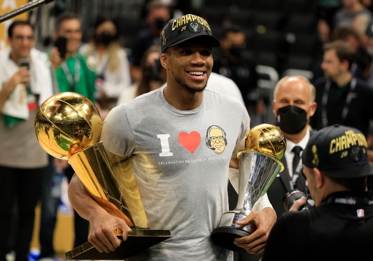 Justin Casterline/Getty Images) - Gianis com as taças de MVP e campeão da NBA