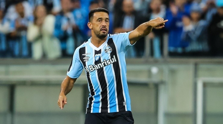 Foto: Pedro H. Tesch/AGIF - Edilson: lateral já tem data para voltar aos gramados