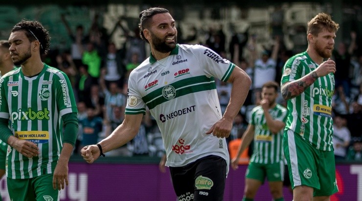 Foto: Robson Mafra/AGIF - O centroavante marcou o 1º gol do Coxa contra o Juventude