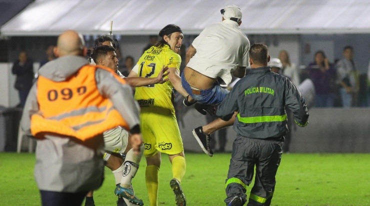 Foto: Fernanda Luz/AGIF - Cássio foi agredido pelo torcedor do Santos.