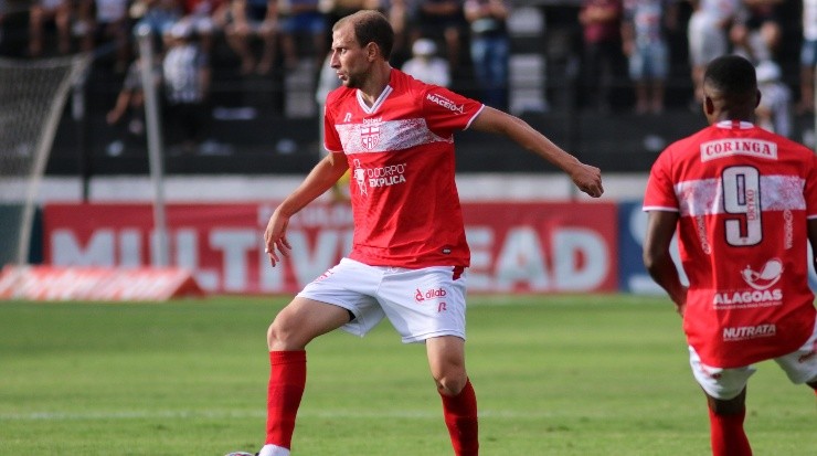 Joao Vitor Rezende Borba/AGIF - Bressan atuando pelo CRB. 