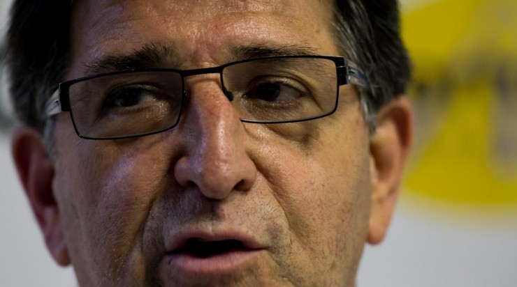 Rui Porto Filho/AGIF - Torcida do Coxa cobra Renê Simões. 