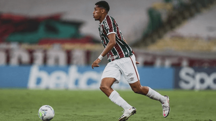 Marcos Paulo com a camisa do Fluminense (Foto: Lucas Merçon/Fluminense FC)