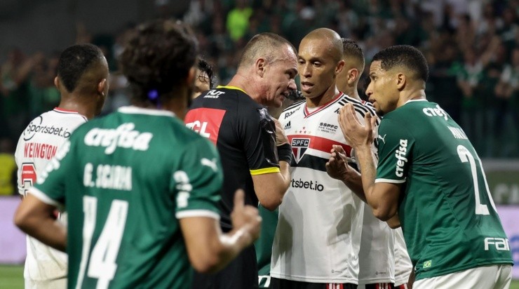 Foto: Marcello Zambrana/AGIF - Arbitragem foi polêmica no Choque-Rei.