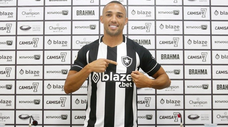 Foto: Vitor Silva/Botafogo/Divulgação - Marçal: lateral pode ser titular contra o Santos