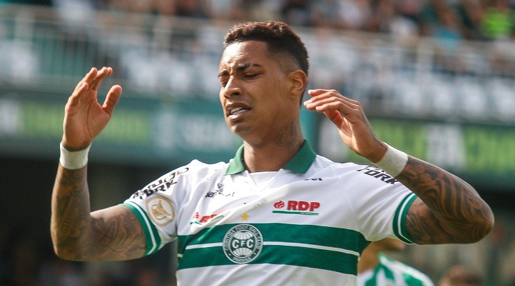 Foto: Gabriel Machado/AGIF - Alef Manga foi às lágrimas pela chance perdida.