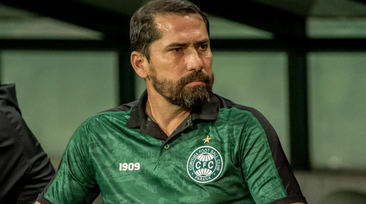 Foto: Robson Mafra/AGIF - O treinador reconheceu o momento ruim do Coxa na temporada