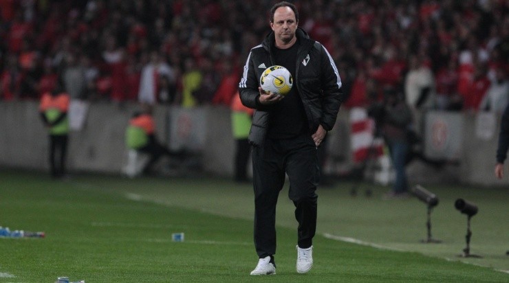 Foto: Rubens Chiri/saopaulofc.net/Divulgação - O treinador admite priorizar a disputa das copas Foto: Rubens Chiri/saopaulofc.net/Divulgação - O treinador admite priorizar a disputa das copas