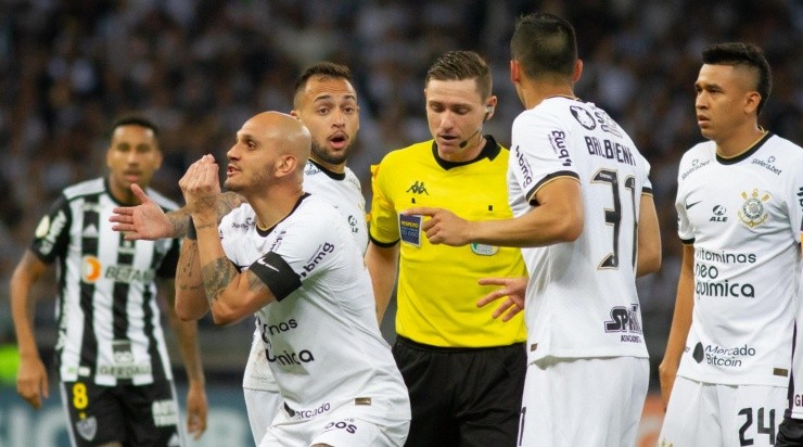 Foto: Fernando Moreno/AGIF - Árbitro precisou ser auxiliado pelo VAR.