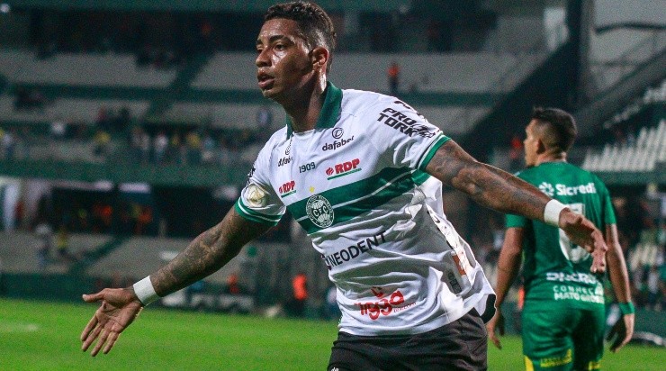 Foto: Gabriel Machado/AGIF - A vitória garantida com gol de Manga deixou o Coritiba fora da zona de rebaixamento