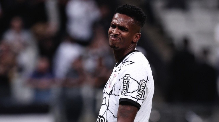 Foto: Ettore Chiereguini/AGIF - Jô se despediu do Corinthians se forma melancólica. 