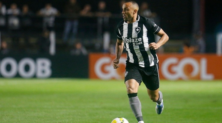 Foto: Vitor Silva/Botafogo/Divulgação - O lateral foi um dos reforços contratados pelo Glorioso para o 2º semestre 