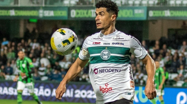 Foto: Robson Mafra/AGIF - Egídio: lateral foi expulso na última rodada