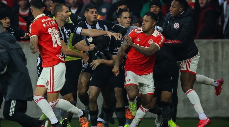 Foto: Pedro H. Tesch/AGIF - Confusão na reta final de Inter x Botafogo deve gerar punições no STJD