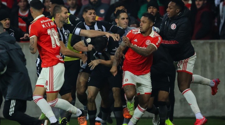 Foto: Pedro H. Tesch/AGIF - As confusões na reta final da partida entre gaúchos e cariocas devem ser julgadas em breve