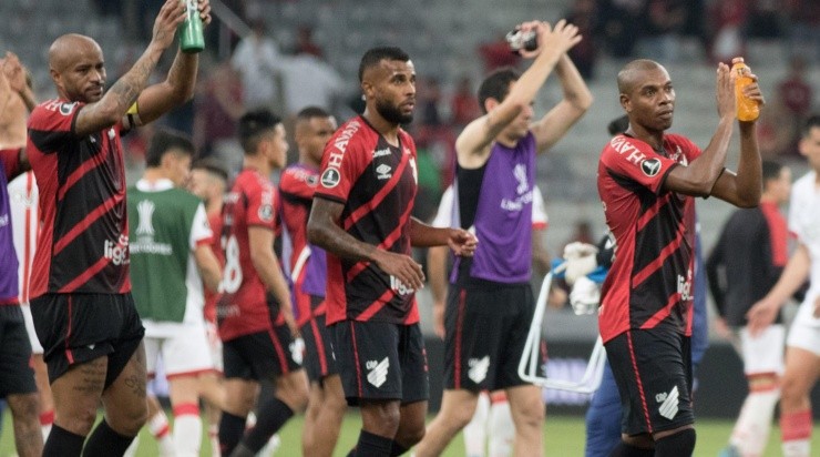 Foto: Robson Mafra/AGIF - Na segunda partida, o Furacão terá que vencer longe de casa