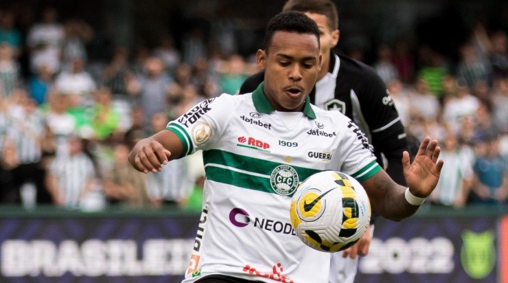 Foto: Robson Mafra/AGIF - O atacante é um dos grandes nomes do Coxa na temporada