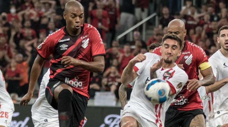 Foto: Robson Mafra/AGIF - O volante tem noção do ambiente que o Furacão irá enfrentar na Argentina