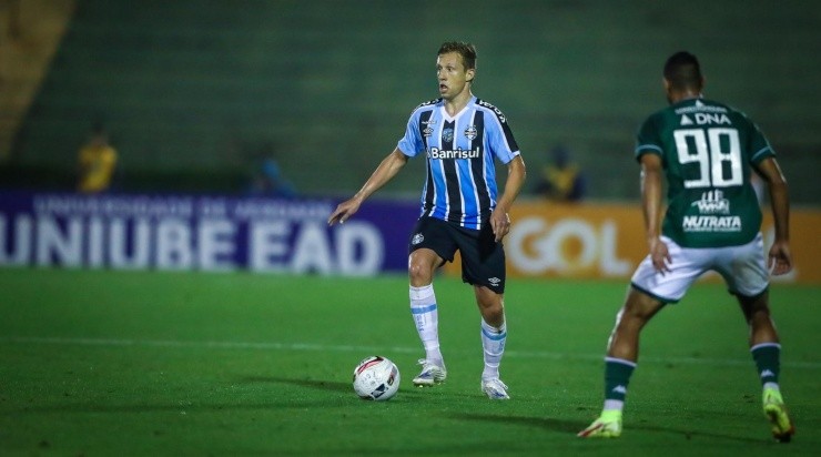 Foto: Lucas Uebel/Grêmio/Divulgação - Lucas Leiva: volante deve ser mantido como titular do Grêmio